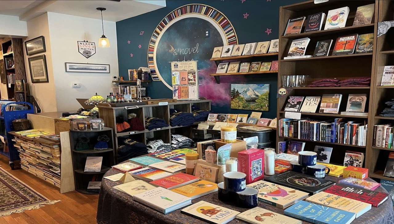 Dentro de la librería A Novel Idea en East Passyunk