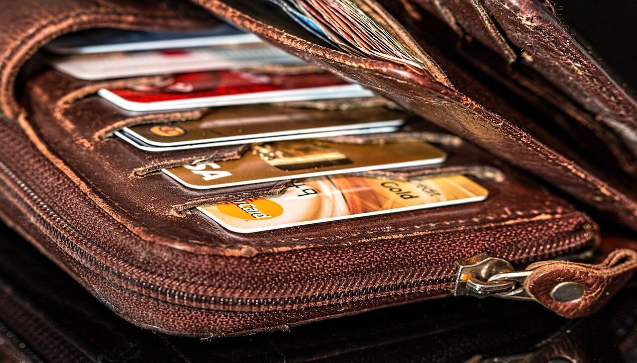 Wallet with credit cards, image to illustrate devaluation note