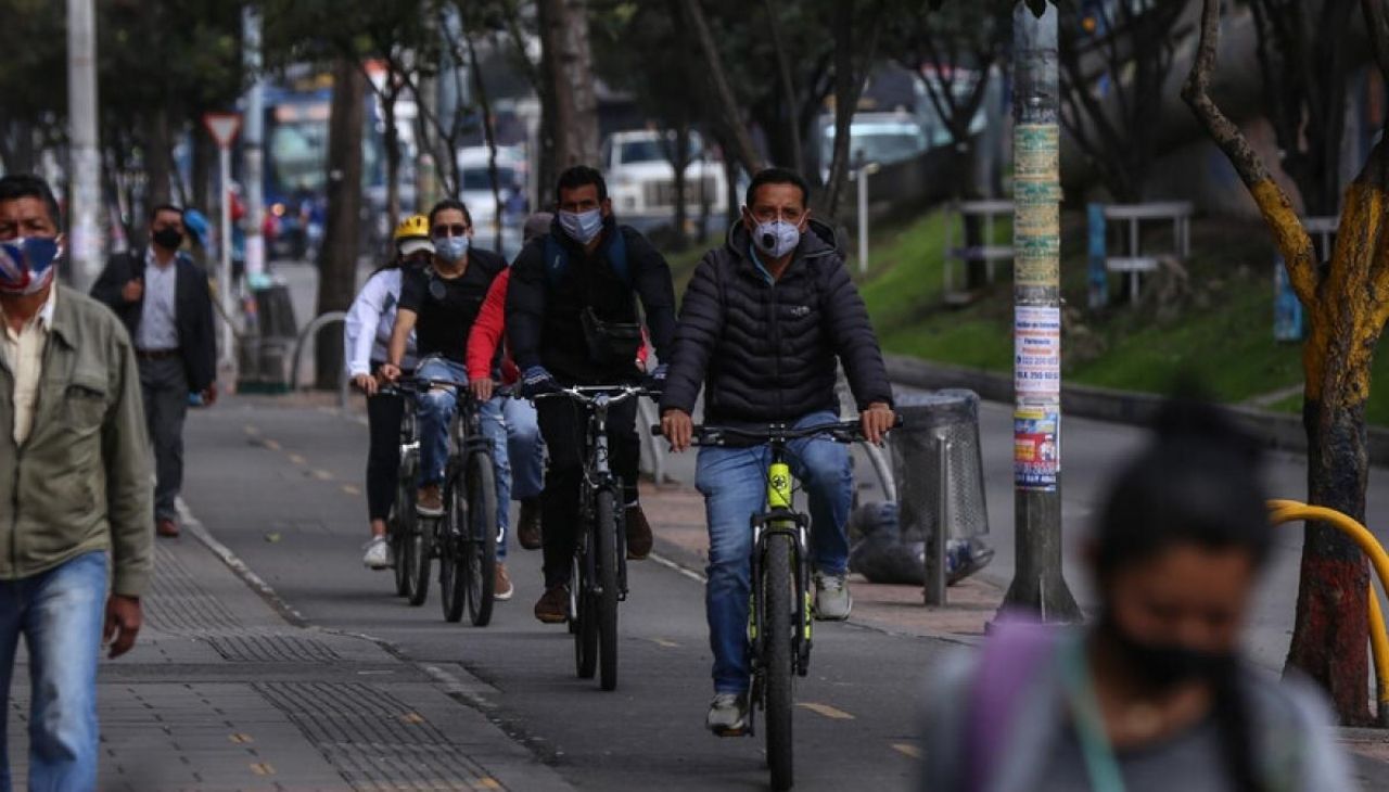 Ciudadanos en todo el país han vivido usando mascarillas durante los últimos dos años. Foto: Twitter