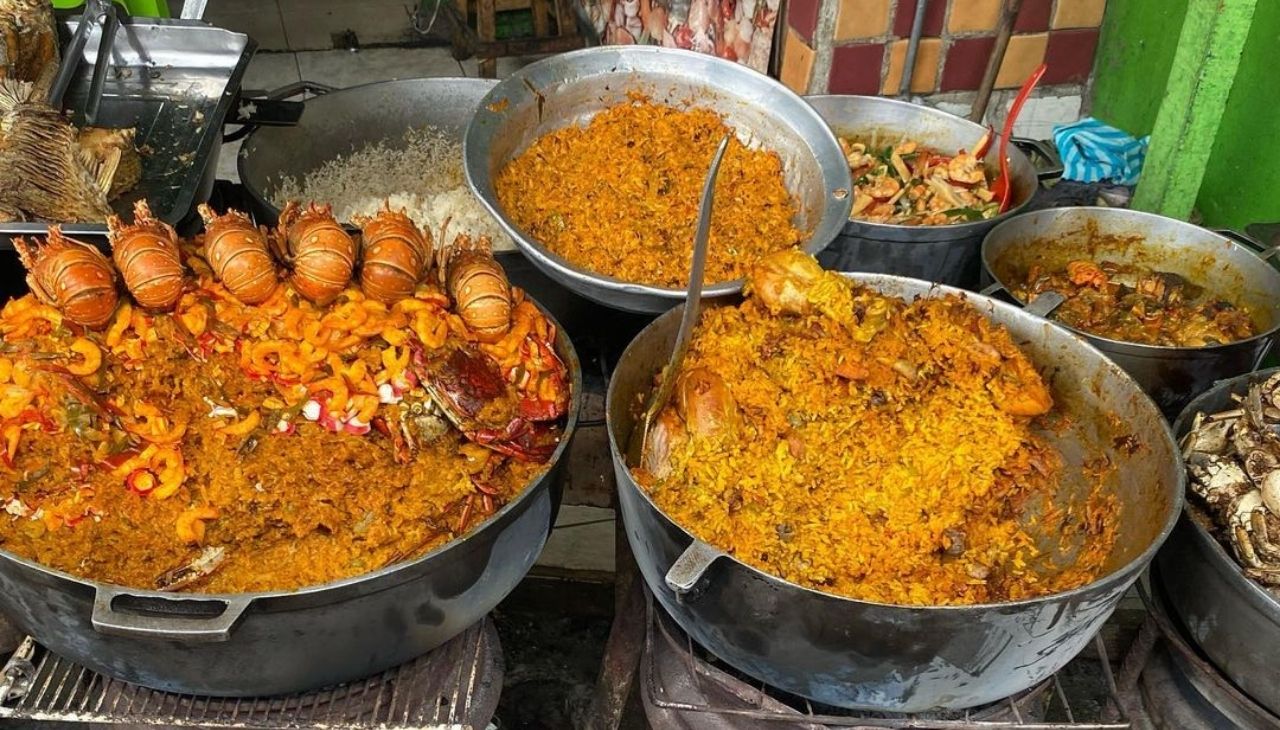 Food at Bazurto Market is cooked in large pots over charcoal grills. Photo: Instagram 