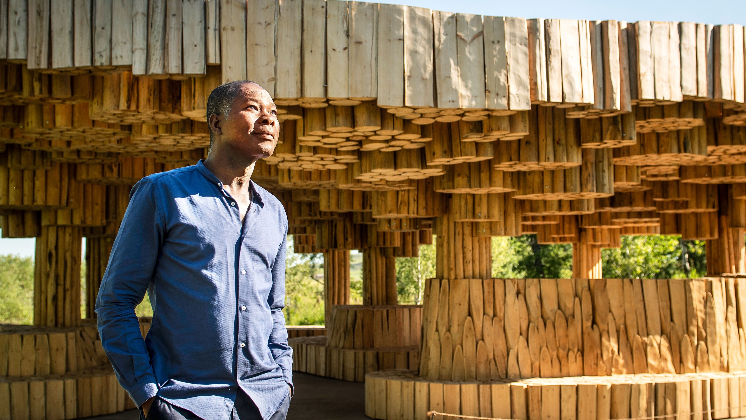 Francis Kéré en el exterior del pabellón de Xylem en Montana. Fotografía: Erik Petersen.