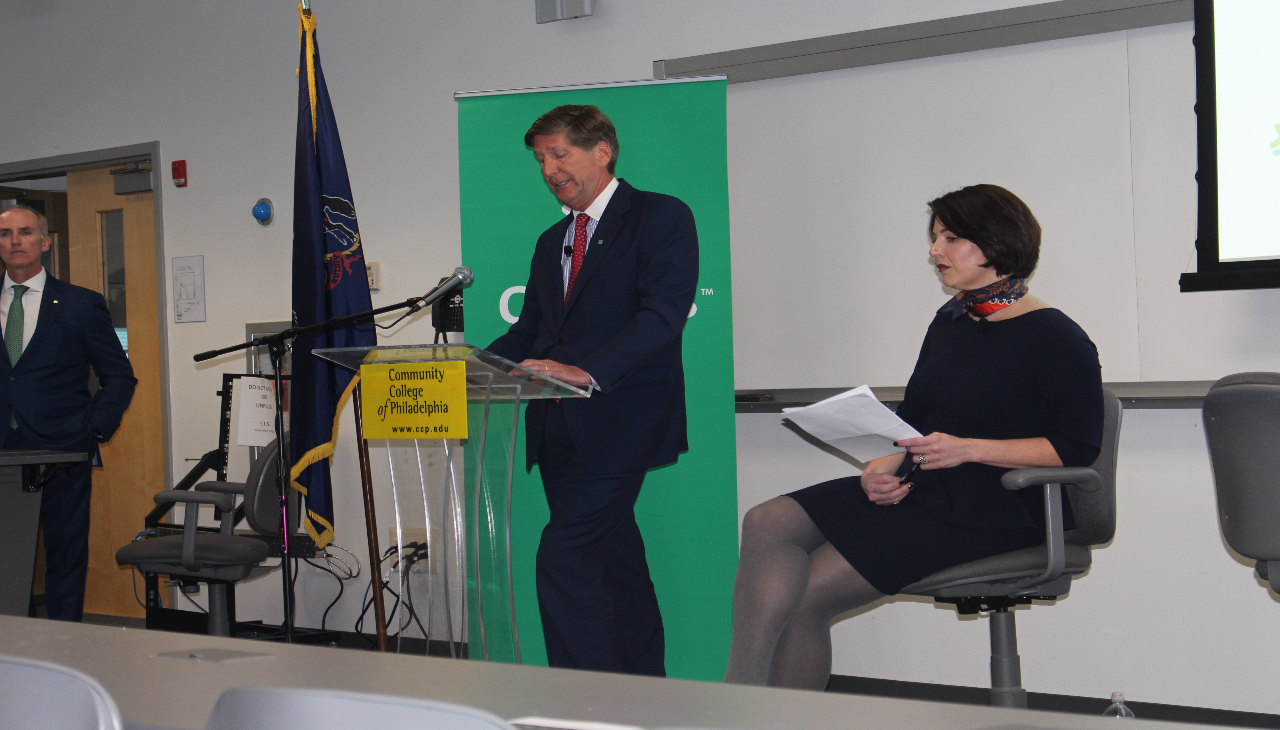 Bruce Van Saun, chairman & CEO of Citizens Financial Group (center) announces new $1 million funding to local workforce organizations. Photo: Jensen Toussaint/AL DÍA News. 