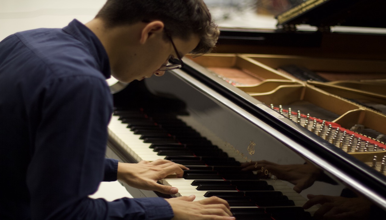 An image of pianist Sergio de Miguel. Photo courtesy of the artist.