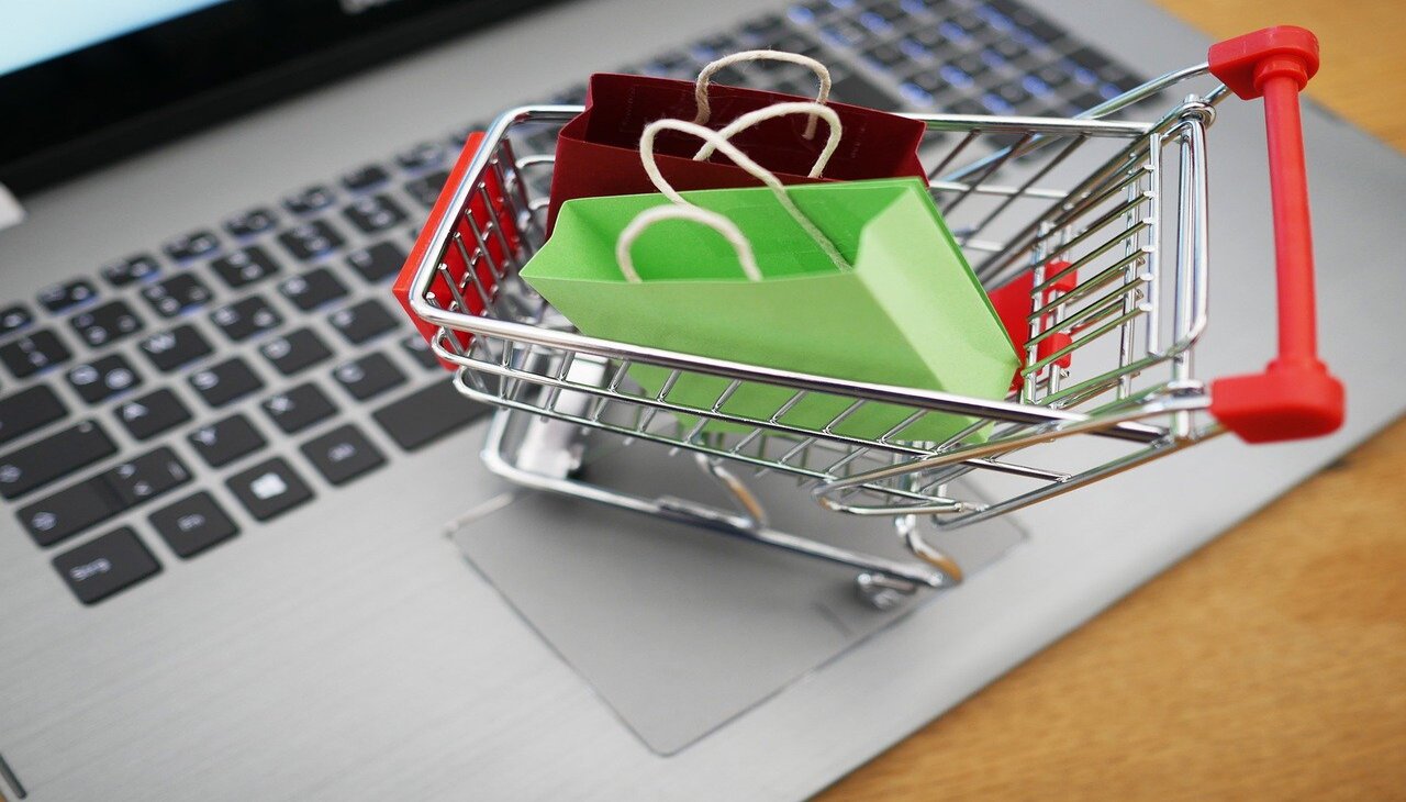 Shopping cart to illustrate article on fintech platform.