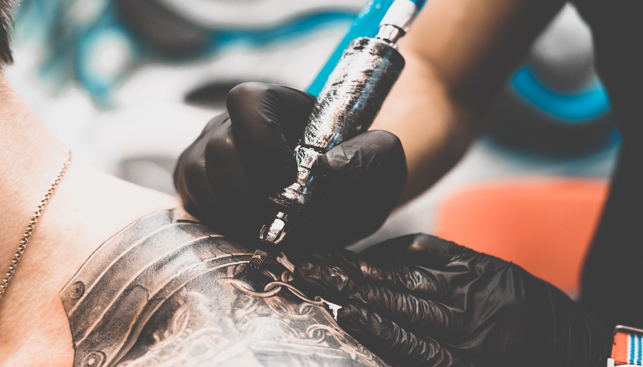 Tattoo artist Karlla Mendes is helping women in São Paulo affected by physical trauma. Photo: Getty Images.