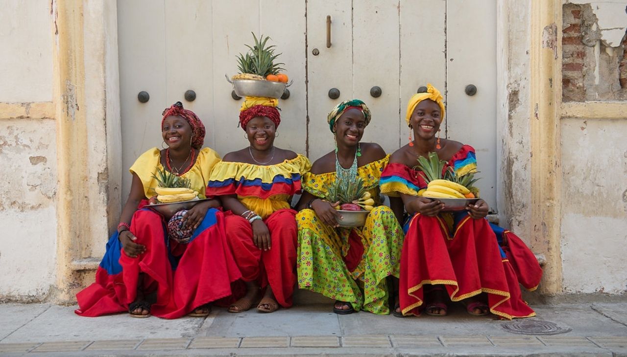 The Palenqueras are characterized by sitting in groups in their colorful costumes. Photo: Flickr