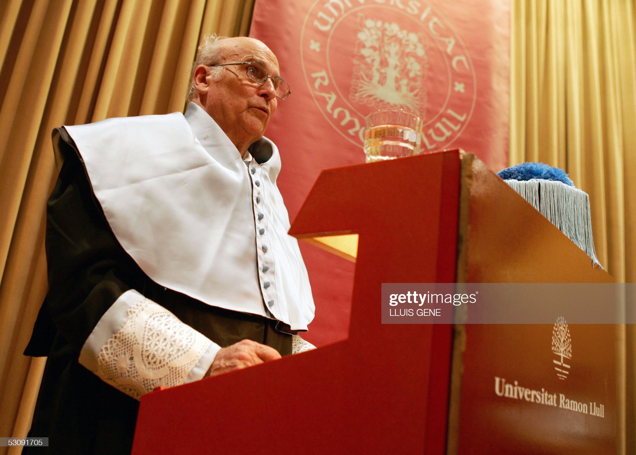 Ryszard Kapuscinski delivers a speech after receiving the cap that credits him as doctor "honoris causes" of the University of Ramon Llull, 17 June 2005 in Barcelona, for his distinguished work in journalism. AFP PHOTO LLUIS GENE (Photo credit should read LLUIS GENE/AFP via Getty Images)