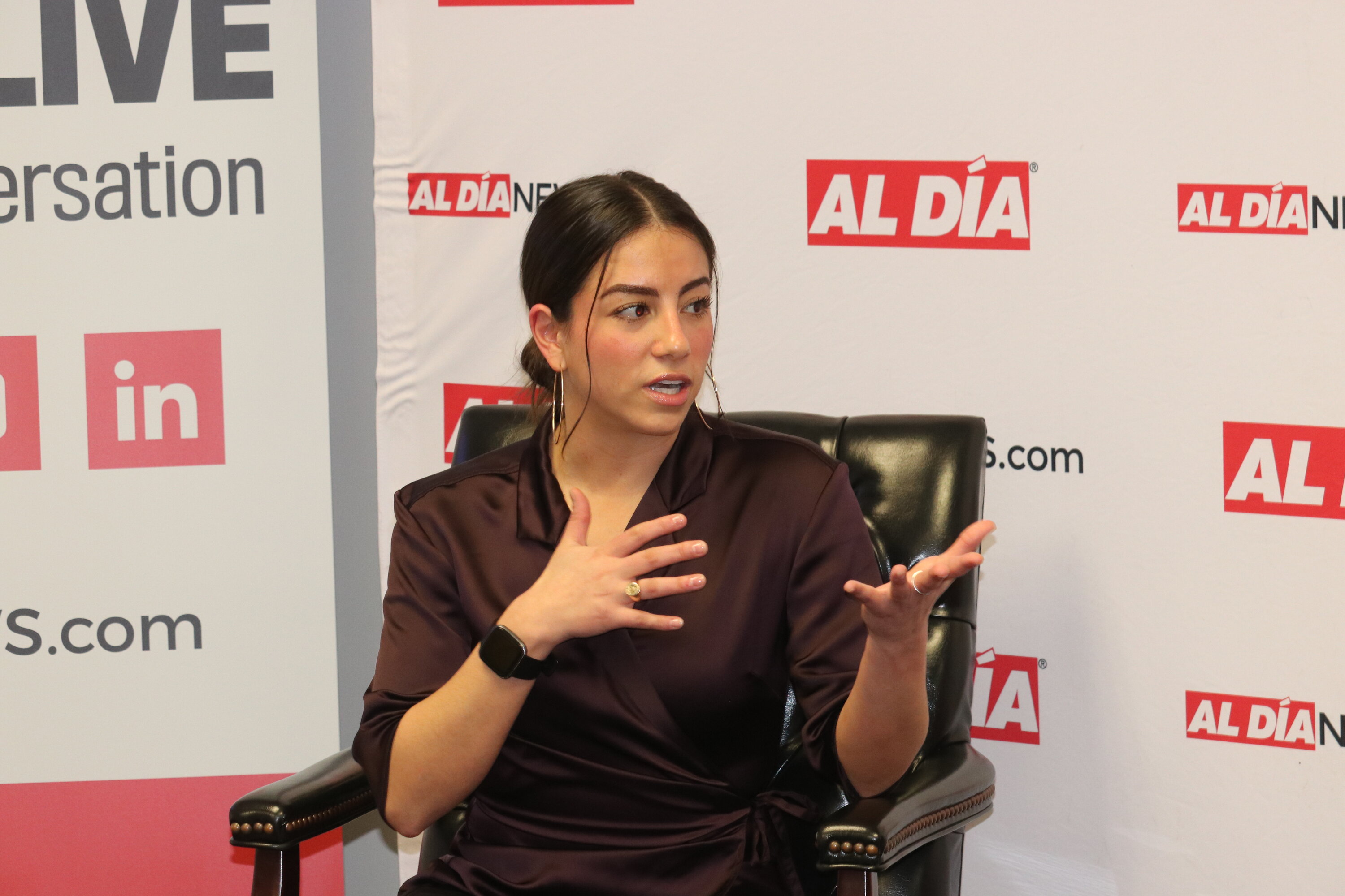 La periodista Lori Lizarraga habla durante el evento de NAHJ Filadelfia en la sede de AL DÍA el 17 de marzo. Foto: Nigel Thompson/AL DÍA News. 