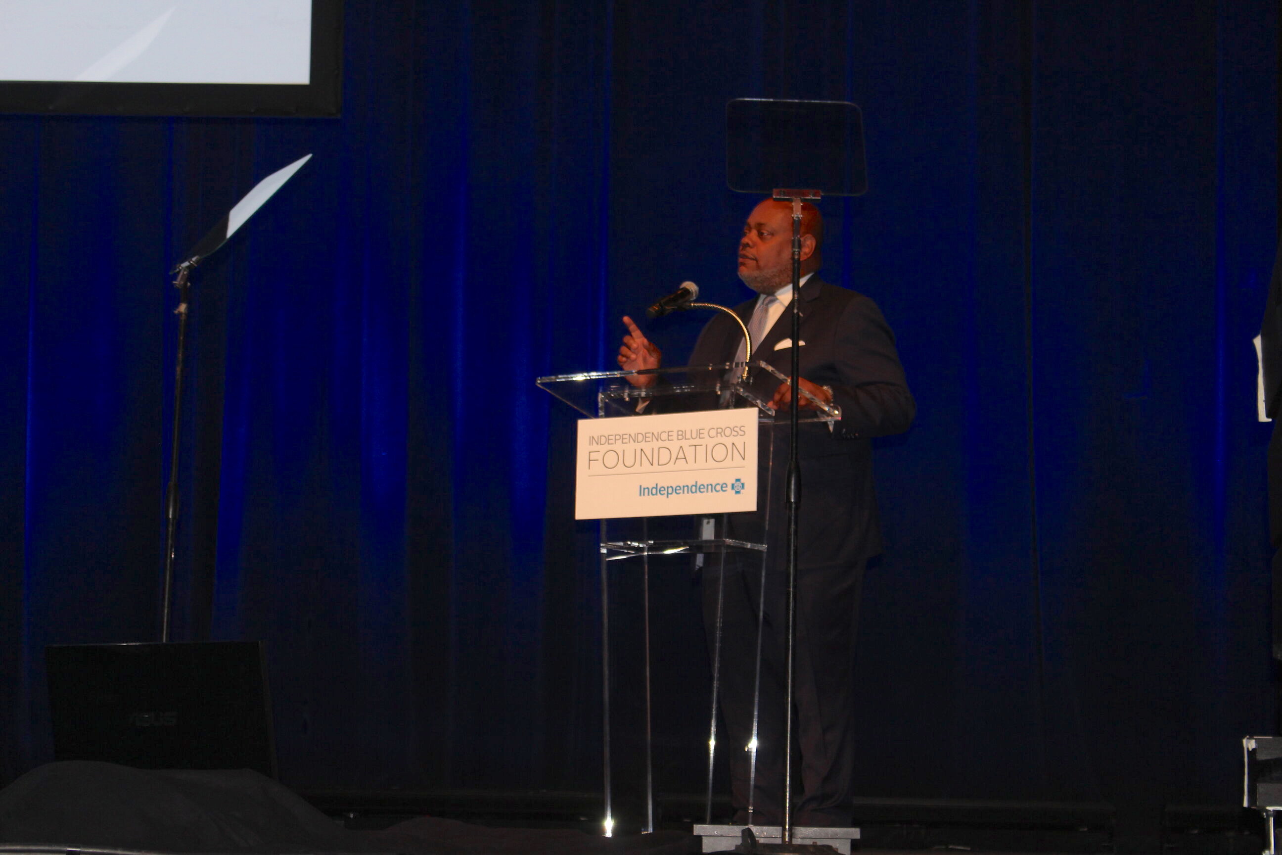 Gregory E. Deavens, Independence Blue Cross President & CEO, announces the launch of the Institute for Health Equity. Photo: Jensen Toussaint/AL DÍA News.