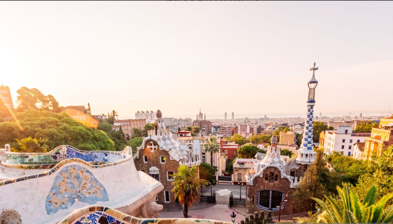 Barcelona was chosen as an urban destination worth visiting in 2022 by The Telegraph. Photo: gettyimages.