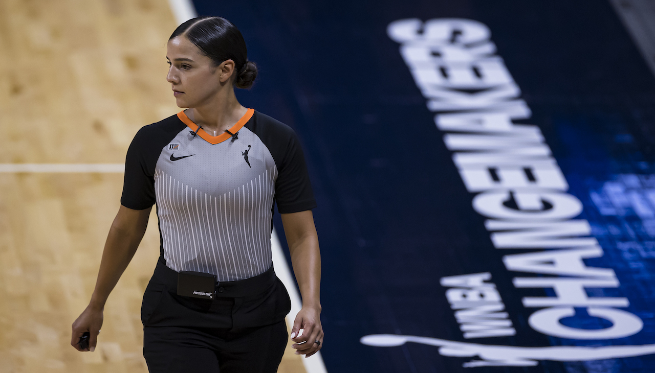 Blanca Burns es la primera mujer nacida en México en un cargo oficial de la NBA. Foto: Scott Taetsch/Getty Images.