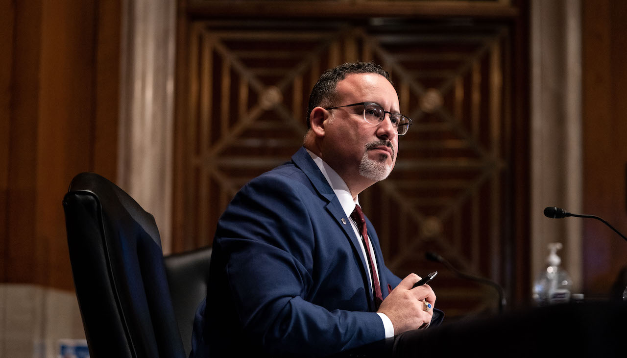 El Secretario de Educación, Miguel Cardona, se reunió con los directores el lunes 25 de abril. Foto: Getty Images