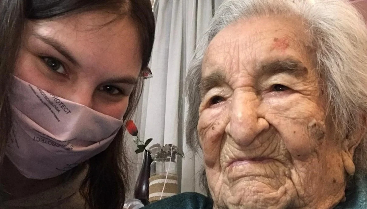 Casilda Benegas-Gallego and her great niece. Photo: Clarín.