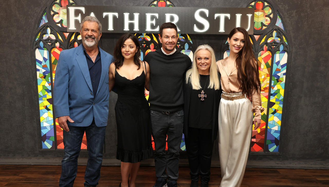 Mexican actress Teresa Ruiz (alongside Mel Gibson) joined the cast of the movie "Father Stu", which will premiere on April 13. Photo: Facebook - "Father Stu".