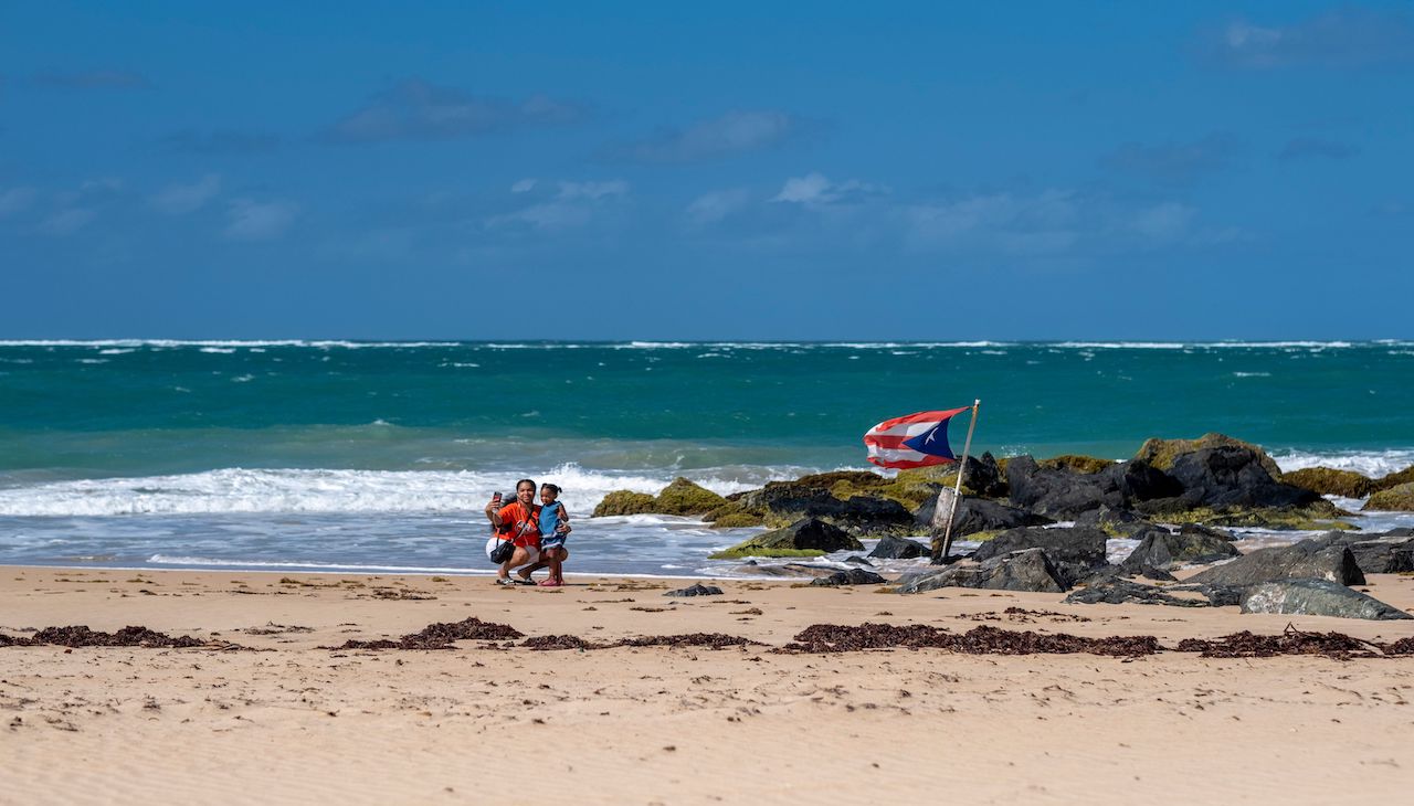 Las playas de Puerto Rico estaban vacías en medio de la pandemia. Foto: Ricardo Arduengo/AFP vía Getty Images.