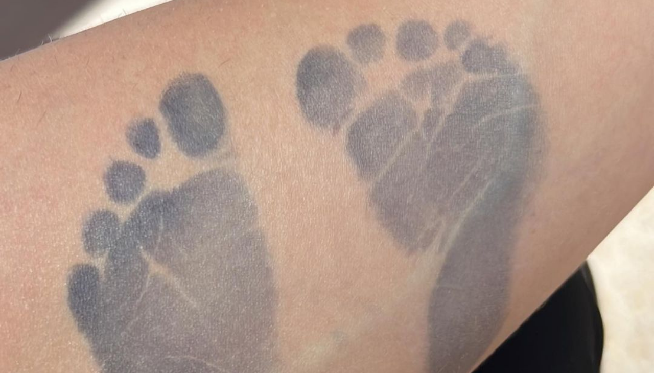 Mike Bahia shared a photo of his baby's footprint to announce his son's birth. Photo: Instagram Mike Bahía