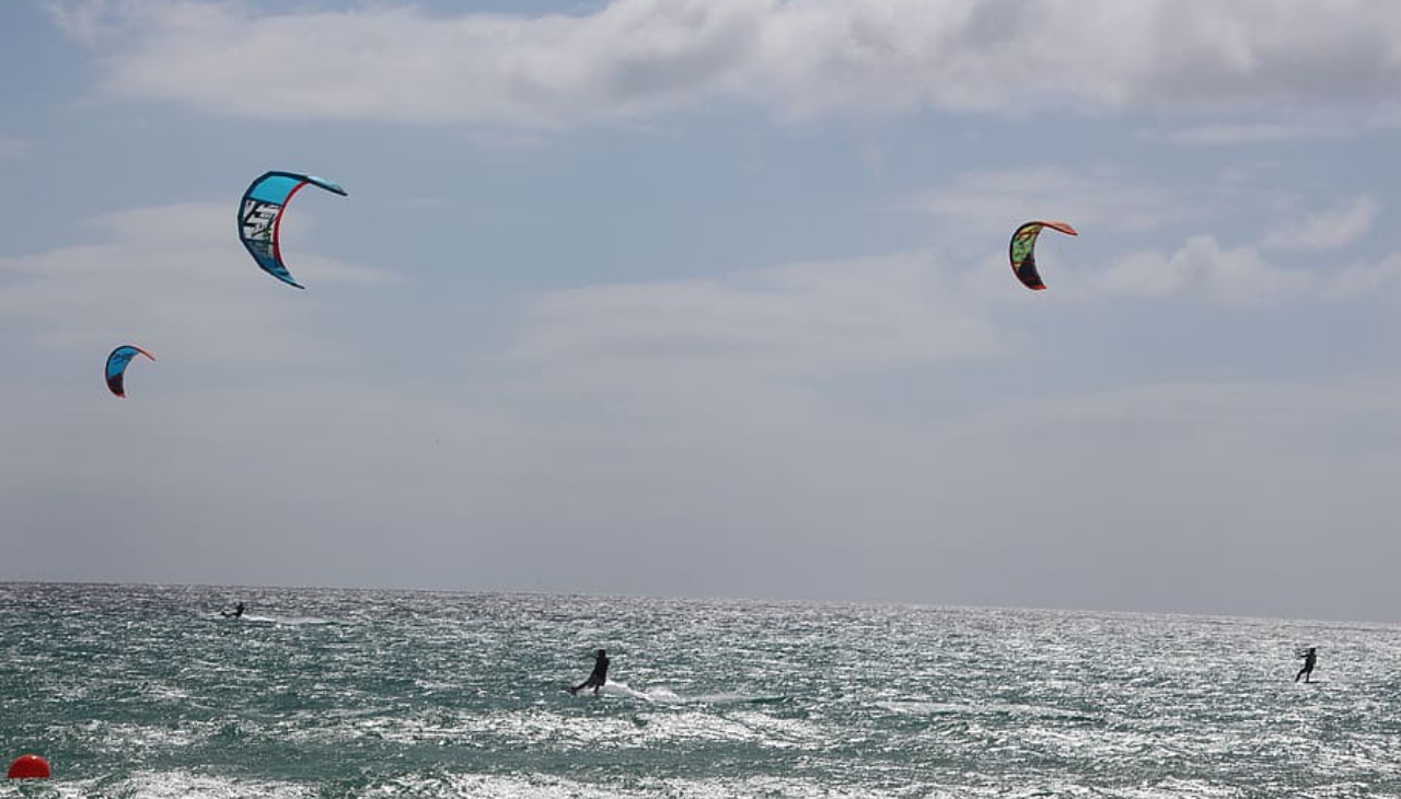 Kitesurfing is one of the most popular sports practiced in the city. Photo: Pxfuel