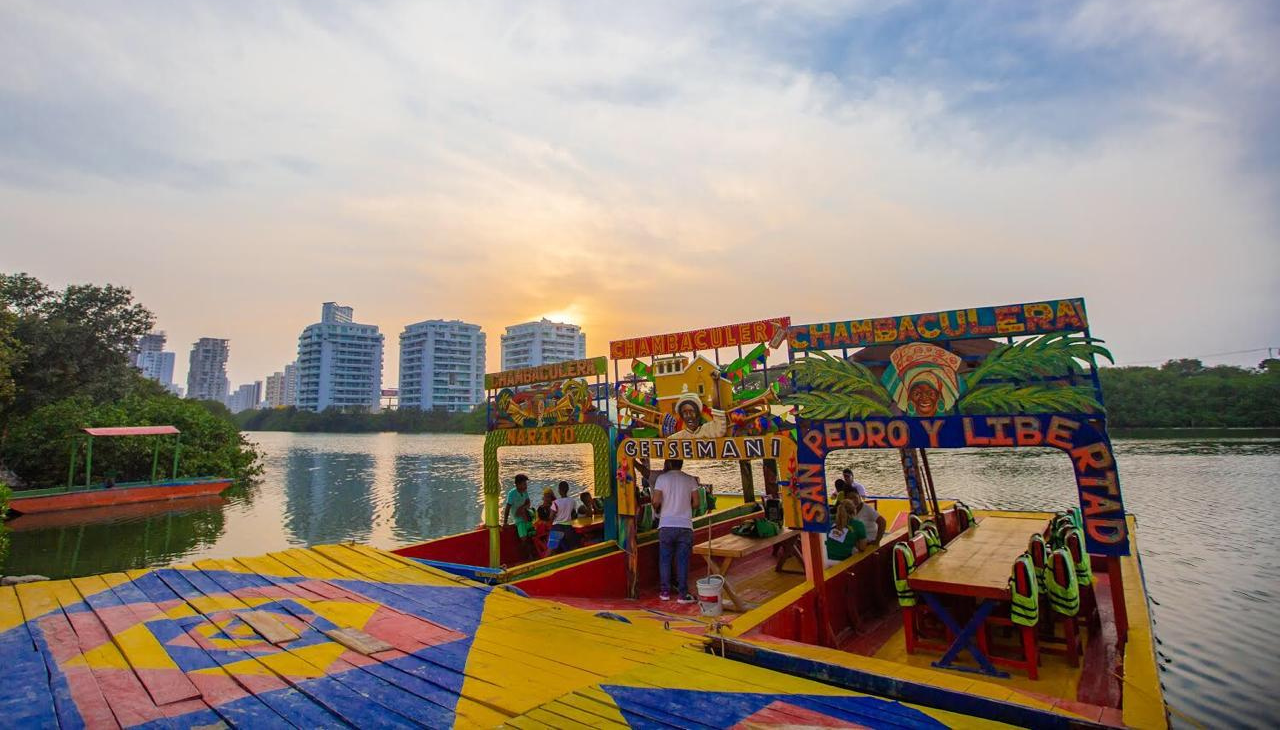 Las Chambaculeras are canoes that take tourists along the Juan Angola river. Photo: Las Chambaculeras