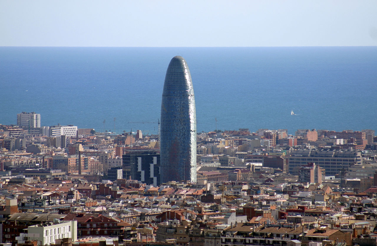 Torre Agbar seen from the Park Güell. Photo: Year of the dragon / Creative Commons