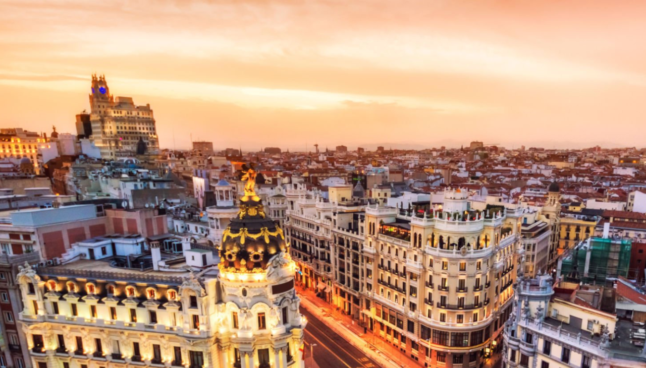 Madrid's leisure offer includes rooftops, where visitors could have spectacular panoramic views of the entire city. Photo: gettyimages. 