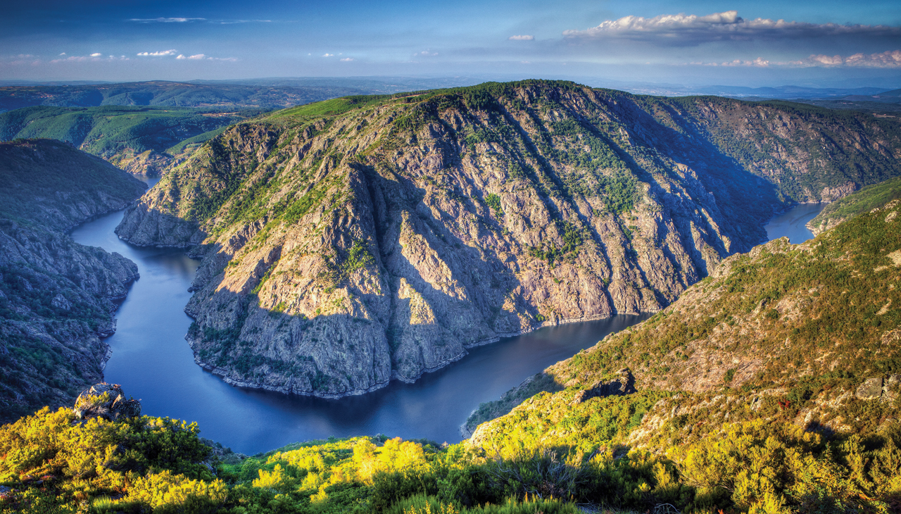 Autumnal landscape of Ribeira Sacra (Sil River Canyons) in Ourense (Galicia) Spain. The river has excavated for centuries on the rocky granite walls to shape the landscape at will natural. Beautiful place inside Galicia in rural mountain. Foto: gettyimages.