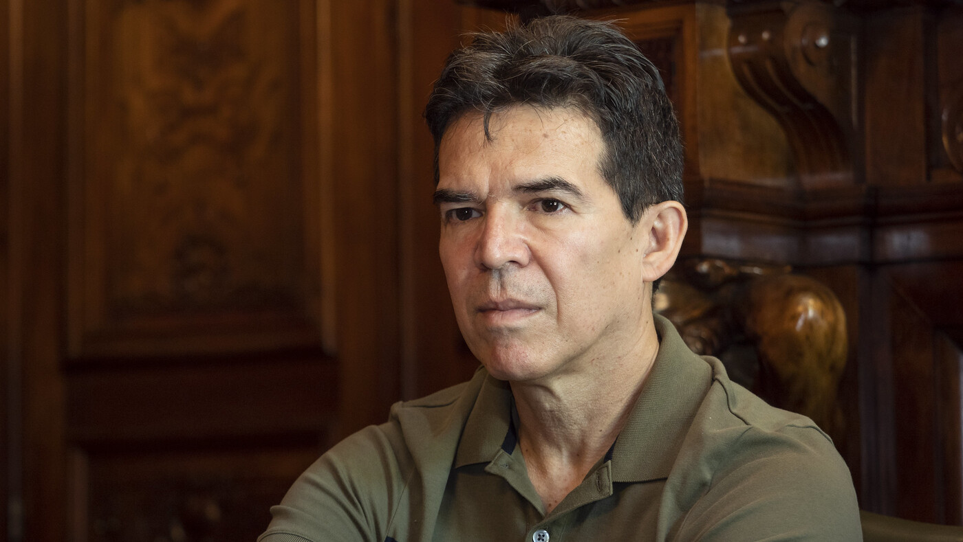 Bolivian writer Edmundo Paz Soldán during his book presentation in Casa América Madrid. Photo: Casa América