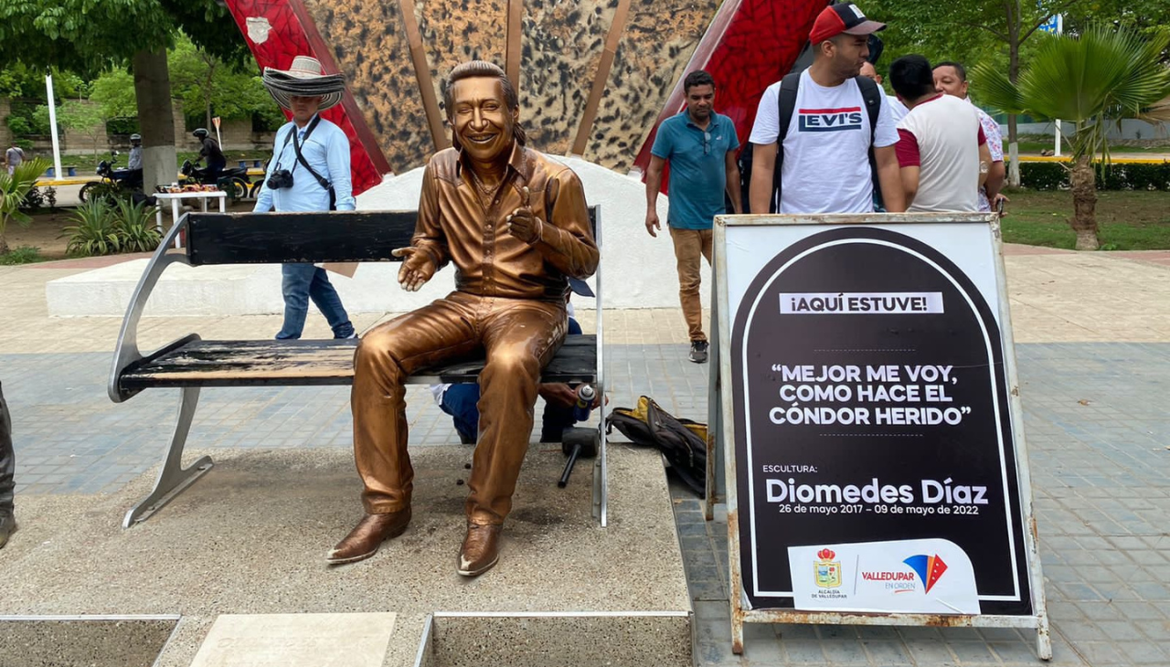 The statue of Diomedes Díaz was the first to be removed from the park. Photo: Mayor's Office of Valledupar