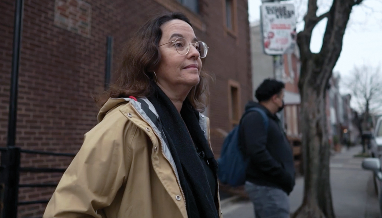  Alba waits for the 47 bus at the 7th and Washington stop. ALDÍA News file