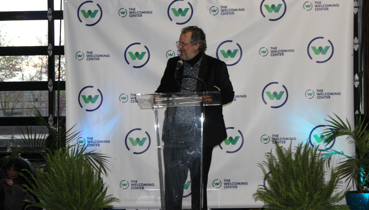 Peter Gonzales, Presidente y Director General del Centro de Acogida, pronunciando el discurso de apertura de la 19ª edición de los Premios Solas. Foto: Jensen Toussaint/AL DÍA News