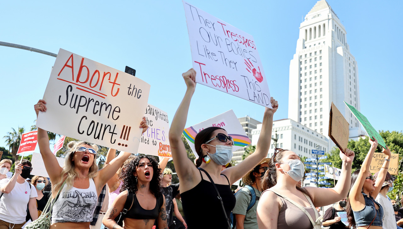 People protest the overturn of Roe v. Wade in Los Angeles, California on June 27, 2022. Photo: Mario Tama/Getty Images.