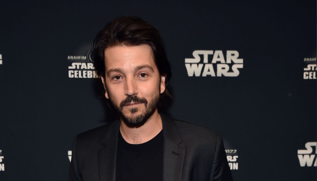 Diego Luna will perform 'Cada vez nos despedimos mejor.' Photo: Getty Images.