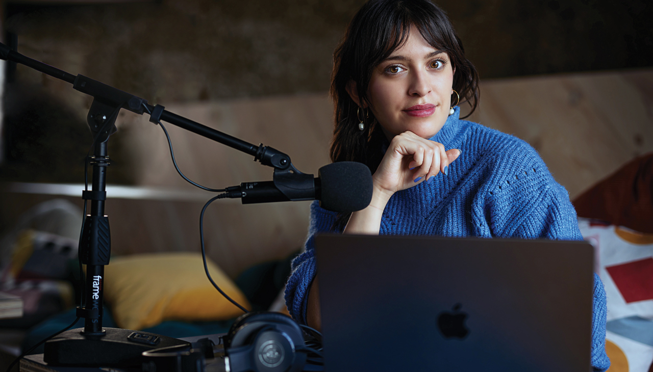 Fabiola Lara hosts and produces, with her own funds, the podcast Draws in Spanish. The show, recently recognized by Spotify, tells stories of Latino graphic artists in the United States. Photo: Harrison Brink | AL DIA News.