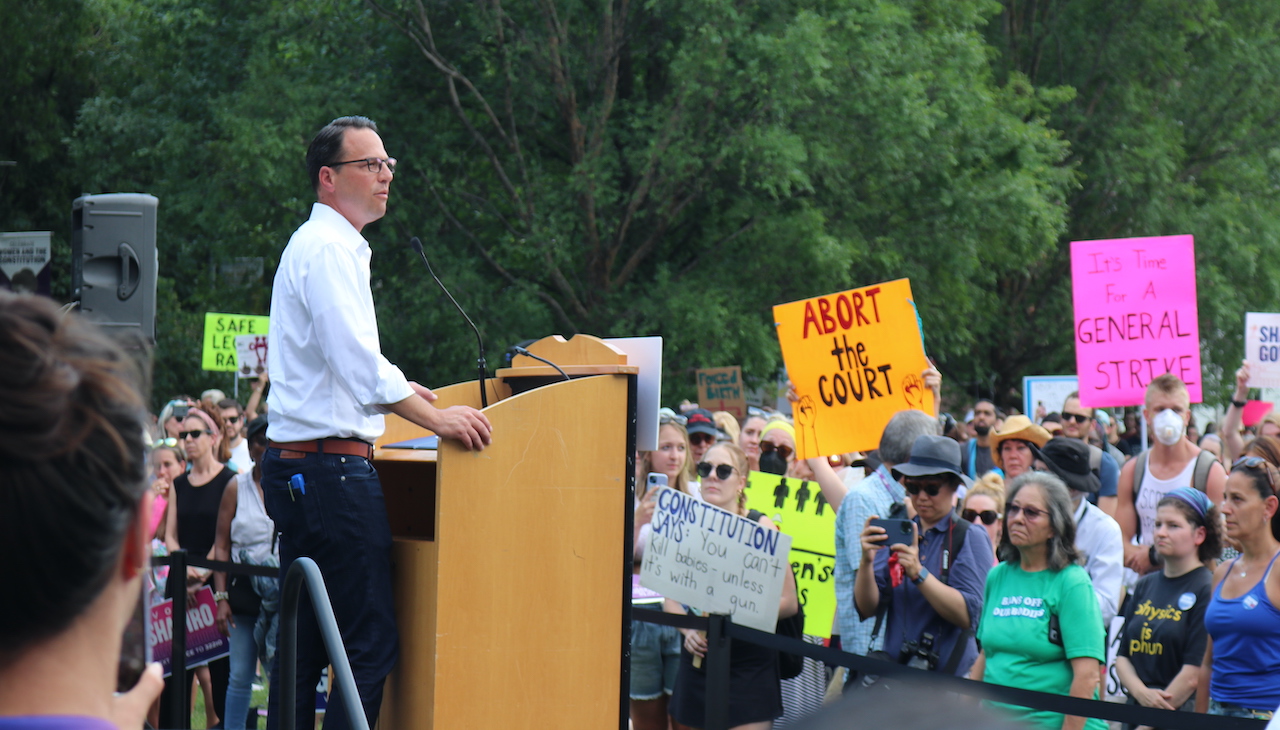 PA Attorney General Josh Shapiro speaks to a crowd gathered at the National Constitution Center on Saturday, June 25. Photo: Nigel Thompson/AL DÍA News.