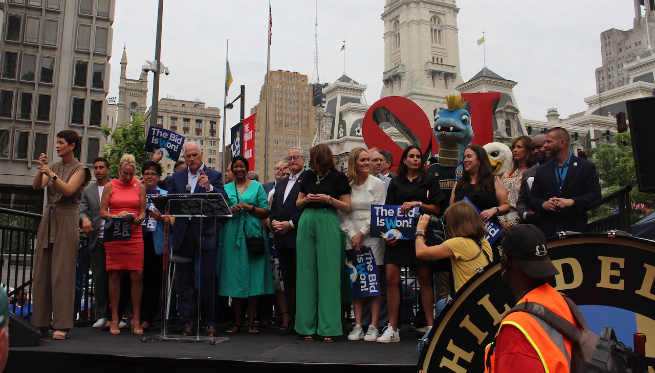 Philly leaders and fans anxiously awaited in LOVE Park to find out whether Philly would host a 2026 World Cup match. Photo: Nemesis Mora/AL DÍA News.