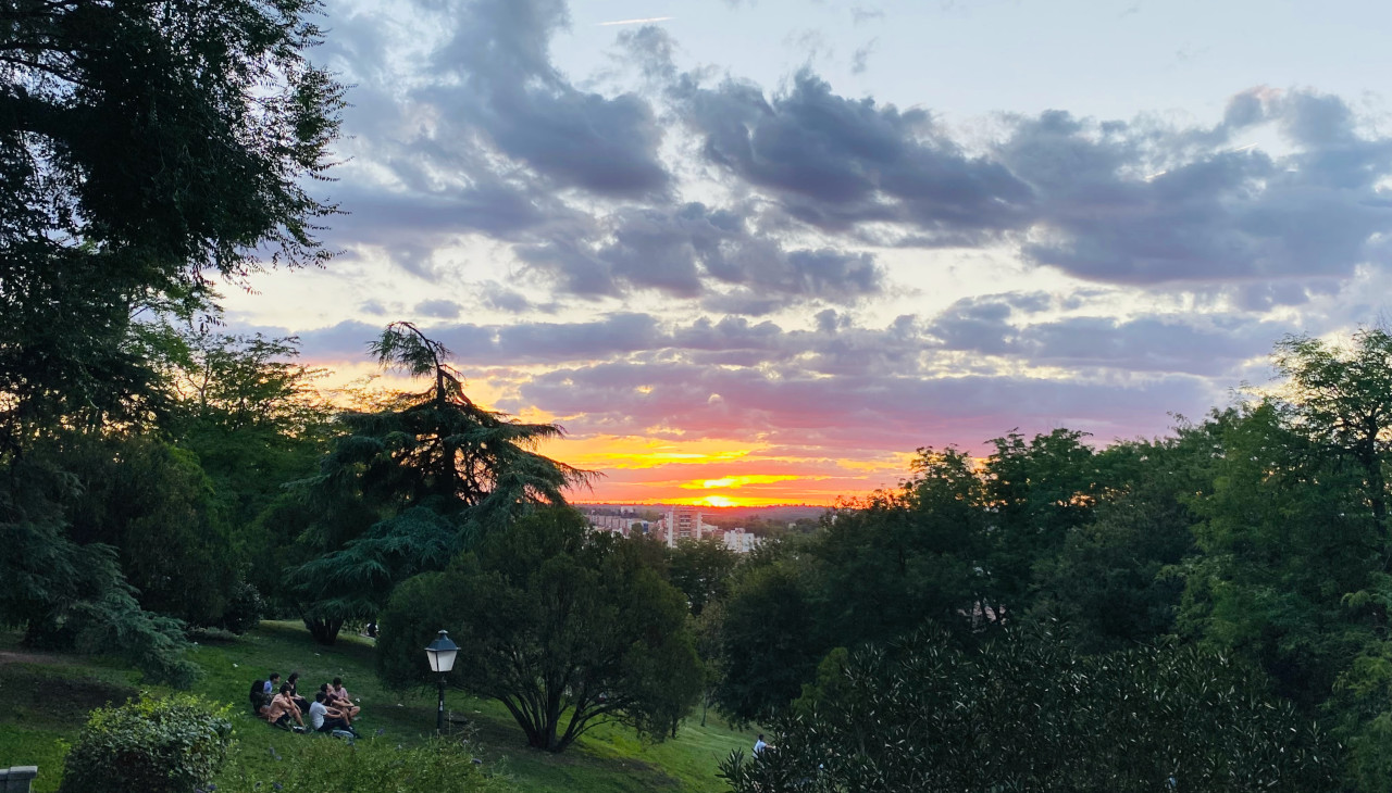 El Jardín de las Vistillas offers magnificent sunsets with views of Casa de Campo and the Almudena Cathedral. Photo: Courtesy.