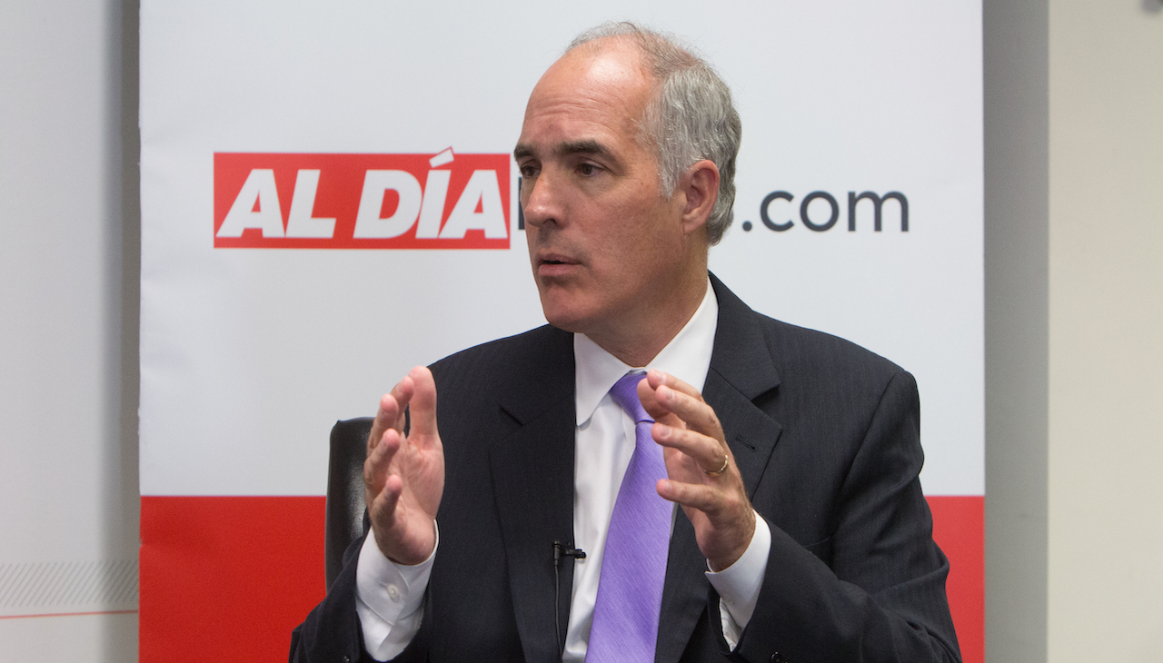 U.S. Senator Bob Casey on a previous visit to the AL DÍA newsroom. Photo: AL DÍA Archives.