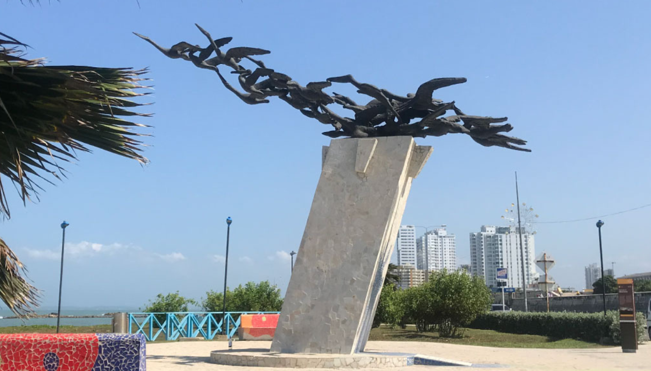 El Monumento a los alcatraces es la escultura que honra a estos animales en la ciudad. Foto: VivaCartagena 