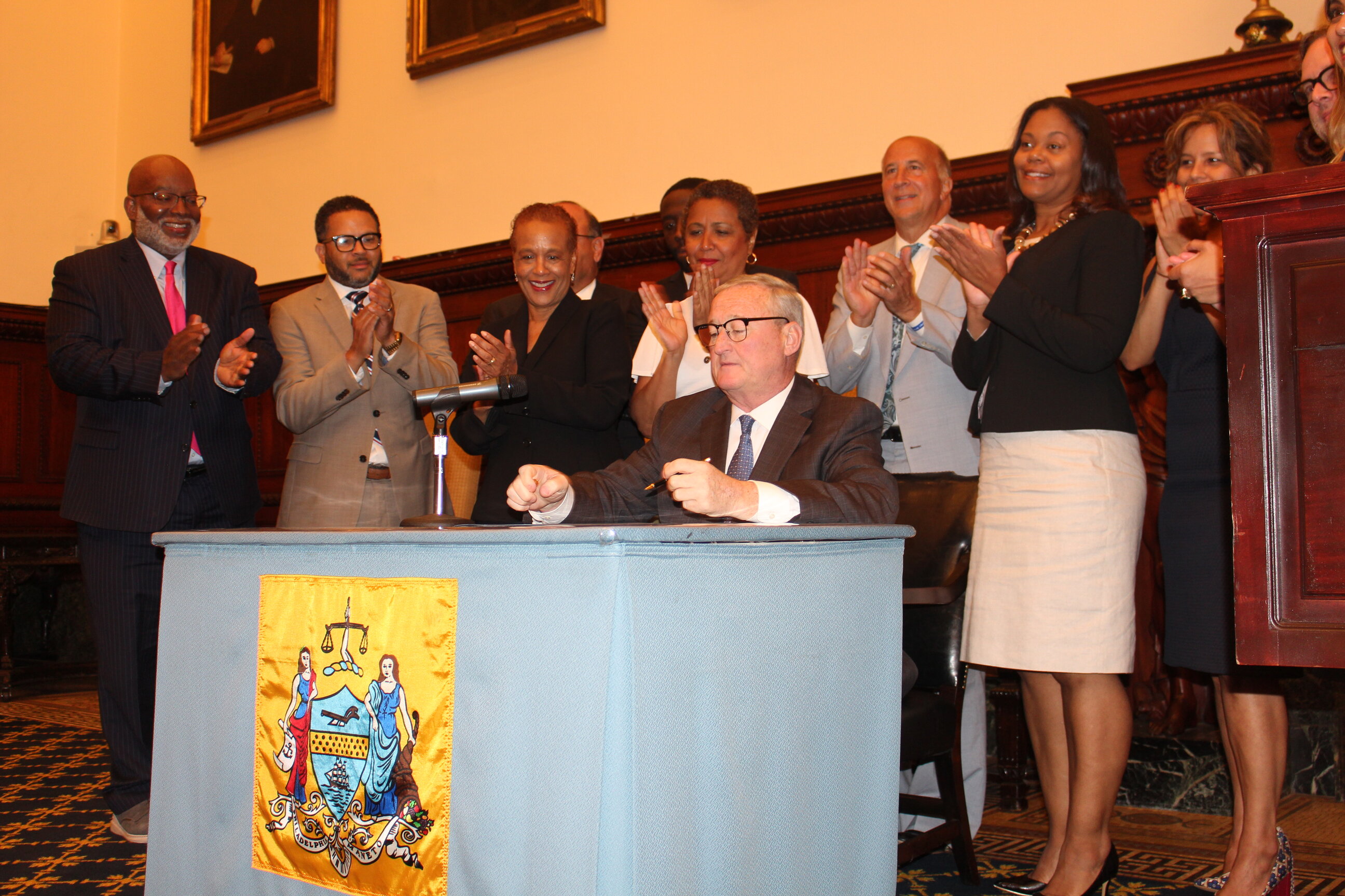 El alcalde Kenney firma el proyecto de ley de reducción del BIRT y del impuesto sobre los salarios el 28 de junio. Foto: Jensen Toussaint/AL DÍA News.