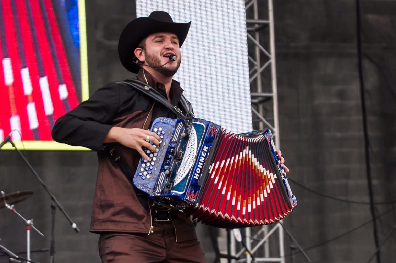 Edén Muñoz performing with Calibre 50 in Mexico City