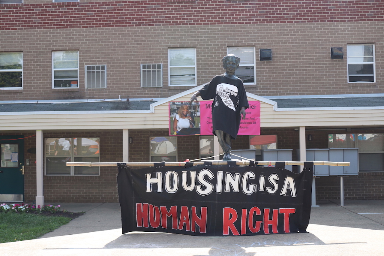 Courtyard Statue in UC Townhomes. Photo by Carlos Nogueras for AL DÍA