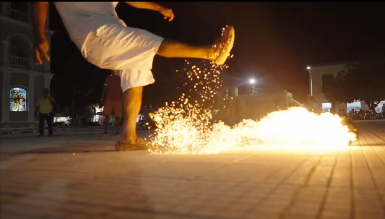 Las "bolas de candela" se patean en el marco de la plaza del Carmen de Bolívar. Foto: Cortesía