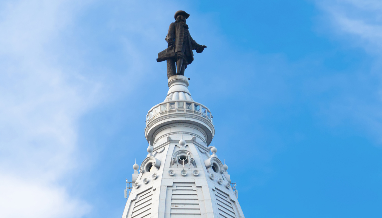 La estatua de William Penn del Ayuntamiento en un día claro.  Cortesía Air Quality Partnership