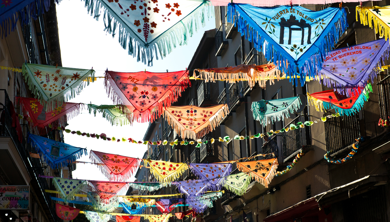 Madrid celebrates three traditional festivals in August that bring together people who decide to stay in the city despite the heat wave. Photo: Cesar Lucas Abreu © Madrid Destino.