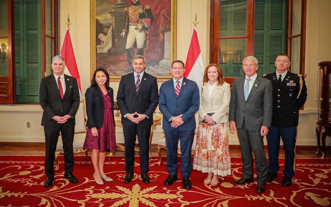 Cámara de Representantes de Estados Unidos en el Palacio de Gobierno paraguayo. Twitter de Mario Abdo. 