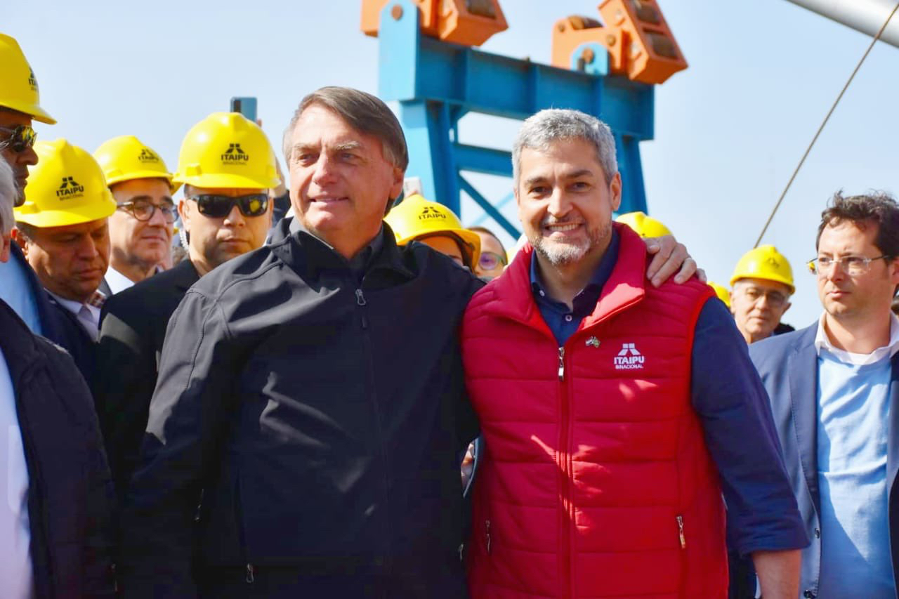 Jair Bolsonaro y Mario Abdo Benítez en el "Puente de la Amistad". Twitter de @itaipuparaguay.