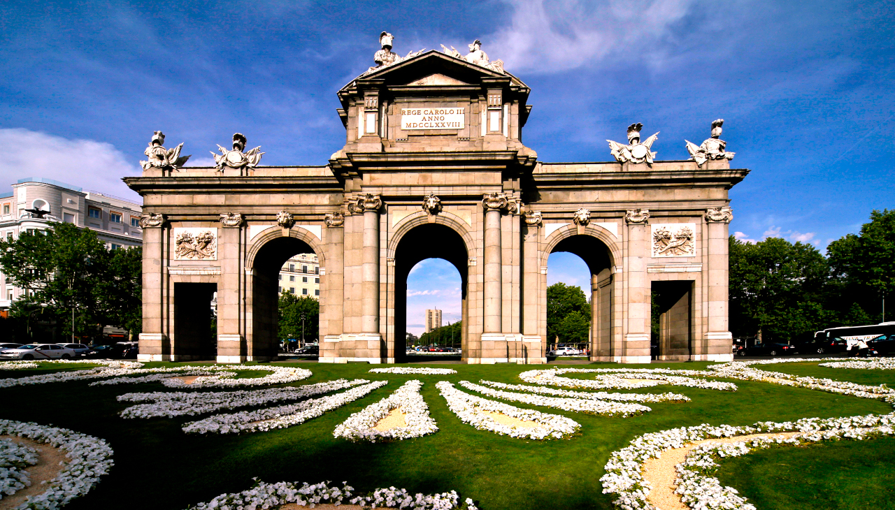 Climbing to the top of Puerta de Alcalá will be possible from July to October. Photo: Javier Sánchez © Madrid Destino.