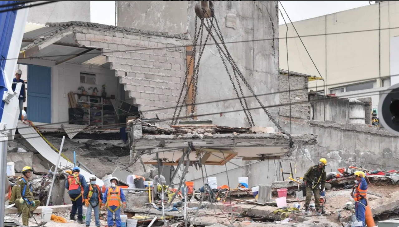 The documentary "13:14: El Reto de Ayudar" tells the story of rebuilding the homes of thousands of families affected by the earthquake in Mexico in 2017. Photo: Getty.