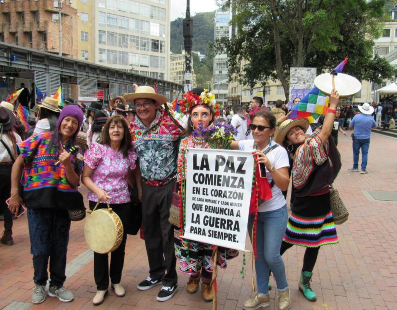 "Peace begins in the heart of every man and every woman who renounces war forever" expressed Colombian citizens at Gustavo Petro's investiture. Martín Murillo.