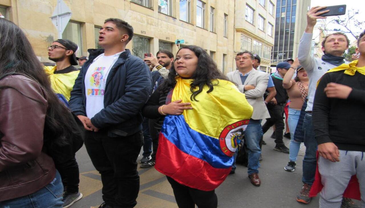 After Gustavo Petro's entrance into the Plaza de Bolivar, the National Anthem of Colombia was played and those present sang it with feeling. Martín Murillo.