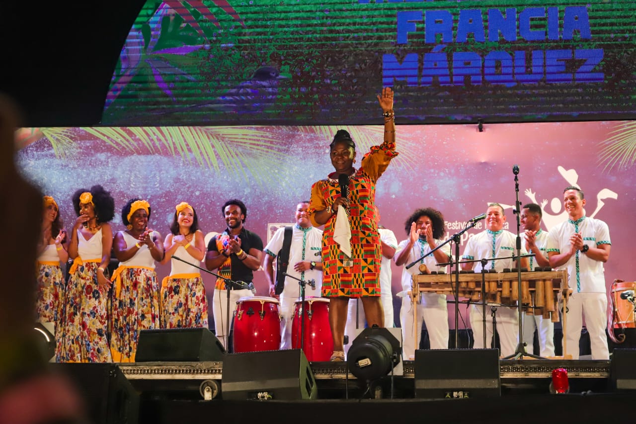 La vicepresidenta de Colombia, Francia Márquez, subió a la tarima y cantó durante la última jornada del Festival de Música del Pacífico 'Petronio Álvarez', en Cali. Juan B. Díaz / AL DÍA.